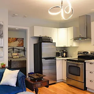 Downtown Executive Retreat With Private Balcony Near Bank Street - Sleep Max 2 Ottawa